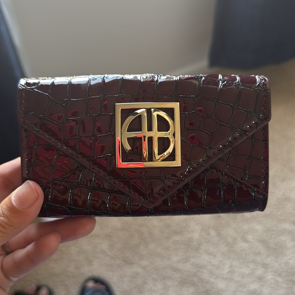 Elegant Brown Crocodile-Embossed Women's Wallet - Picture 4 of 6